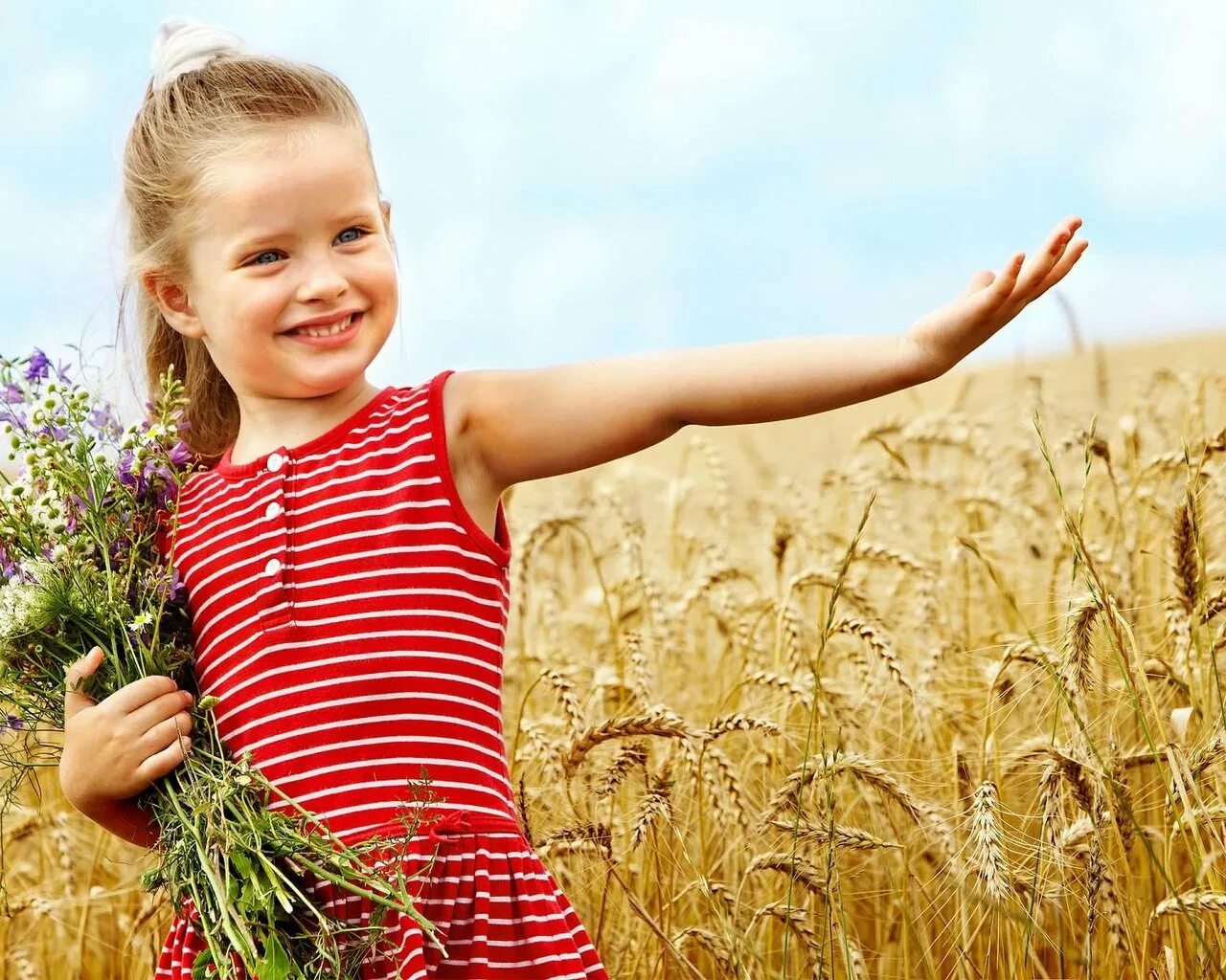 Field children. Лето дети. Девочка в поле. Счастливый ребенок. Счастливая девочка.