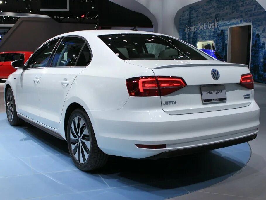 Купить б/у Volkswagen Jetta VI 1.6 AT (105 л.с.) бензин автомат в Москве: чёрный