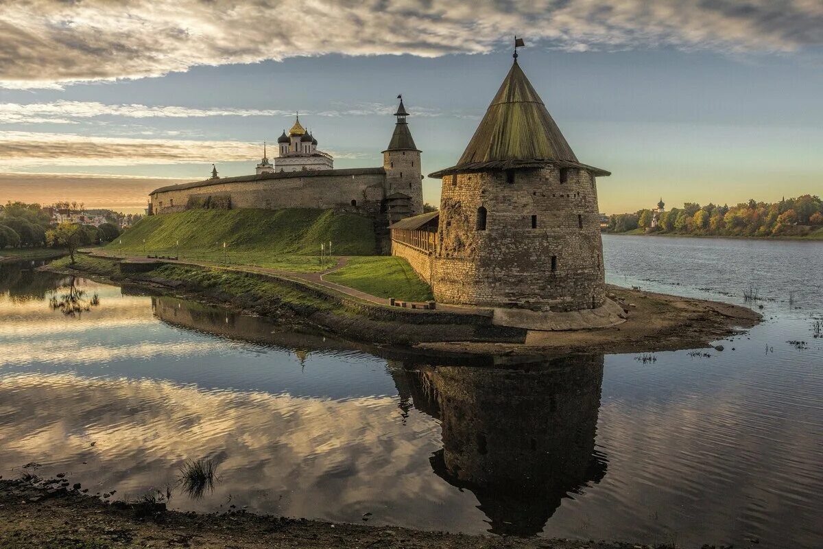 Псков крепость. Псков Кремль. Псковский Кремль кром. Псковский кром Псков. Картинка русского города