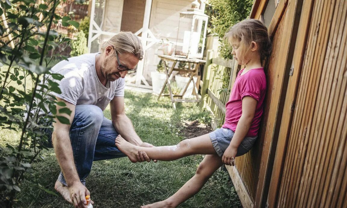 Отец трогает сына. Дети половые отношения с папой. Машиница и галоворез их ребёнок. Отец заботится о ребенке. Совратила ребенка.
