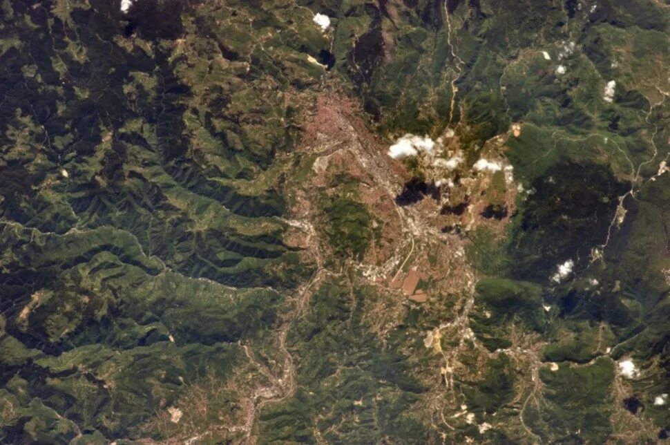 вид земли с высоты 10 км. космос стратосфера. вид из стратосферы. вид земли с высоты 2500 метров. вид земли с высоты 30 км.