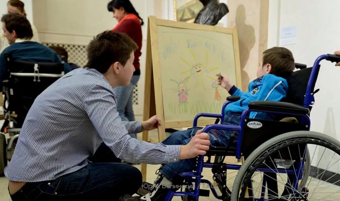 Инвалид и инвалид с детства разница. Дети инвалиды. Родители детей инвалидов. Дети с инвалидностью. Семья с ребенком инвалидом.