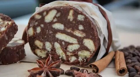 Шоколадная колбаса из печенья с молоком