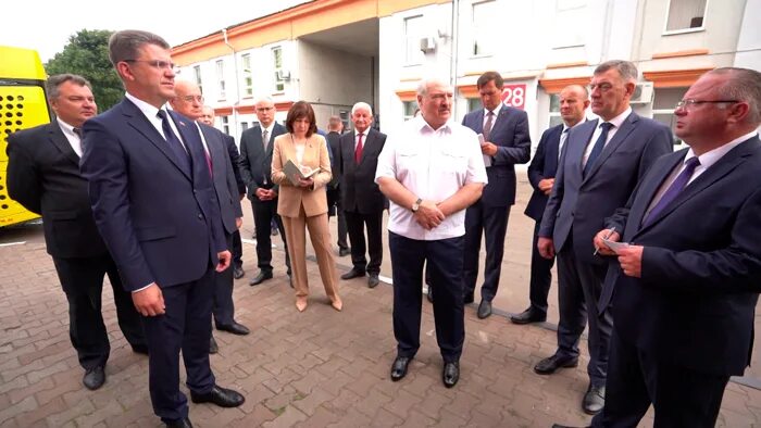 Мэр посетил стройку. Часы Лукашенко. Лукашенко на Минском мотовелозаводе. Строительная компания Минск.