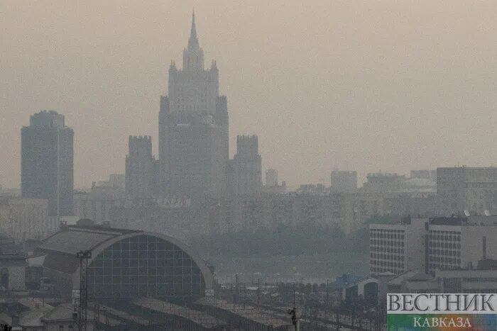 Что такое смог в погоде летом. Смог в москве 2025. смог в москве 2010. смог в москве. москва ночью.