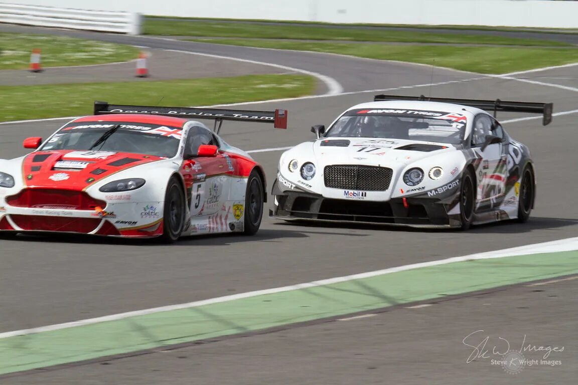 Bentley Continental gt3. Aston Martin gt3 Silverstone. Aston Martin gt3 Cockpit. Бентли gt3 Sport. Gt 3 pro приложения