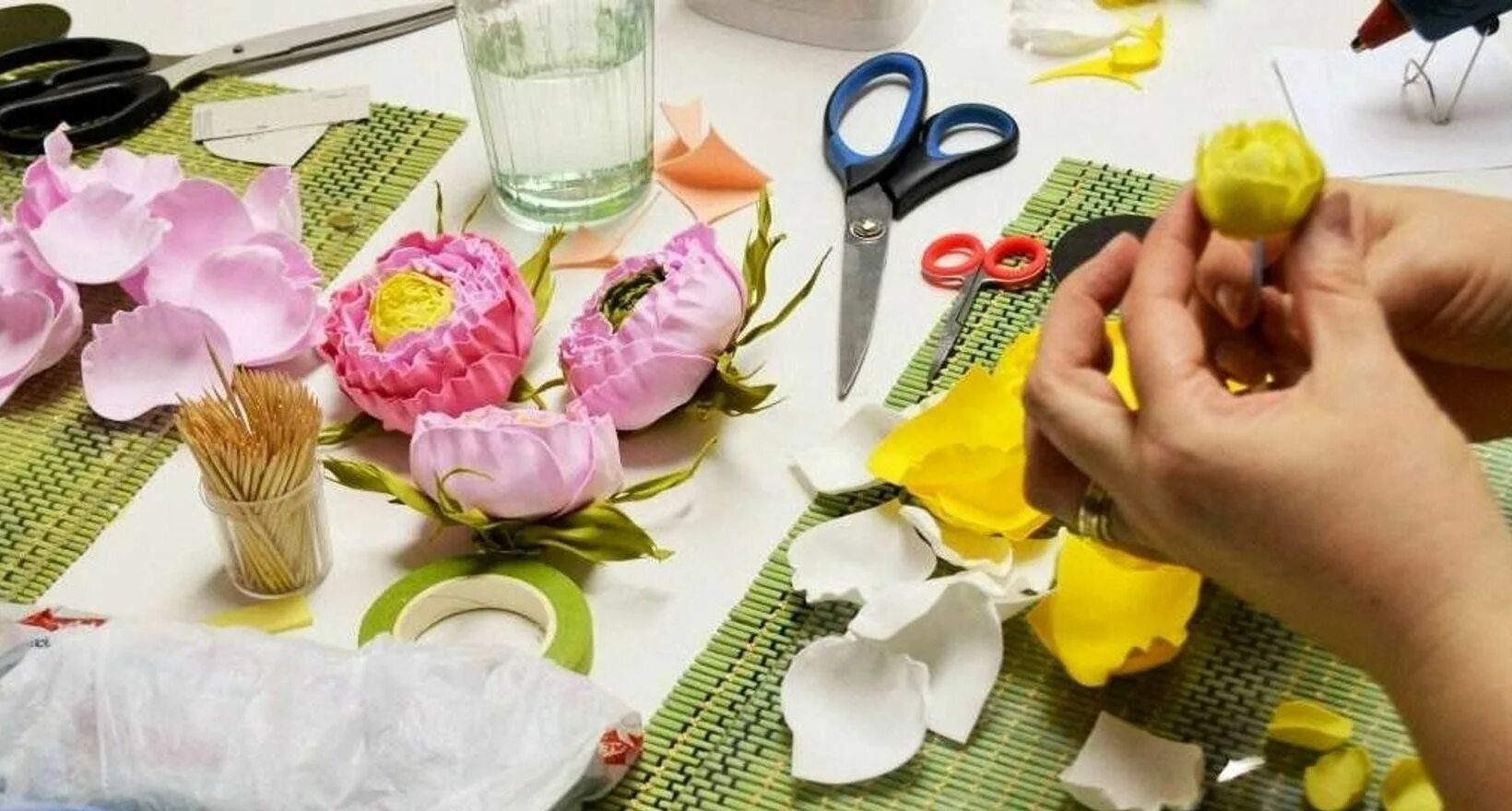 Цветы в технике мастер класс. Цветы из фоамирана. Цветы из фоамирана для детей. Необычные мастер классы. Рукоделие мастер классы.