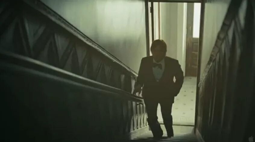 гослинг на лестнице. гослинг на лестнице. бегущий по лезвию 2049 кадры гослинг на крыльце снегопад. гослинг на лестнице. гослинг на лестнице.