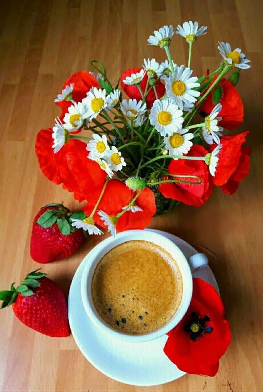 Доброе утро картинки необычные. Кофе и цветы. Чашка кофе и ромашки. Ромашки и кофе. С добрым утром с маками и ромашками.