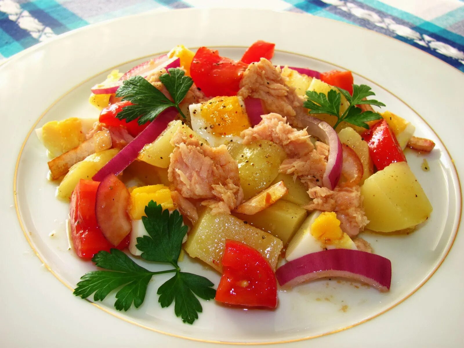 Картошка с тунцом консервированным. Салат с тунцом и картофелем. салат с тунцом и картошкой. испанский картофельный салат. картофель с консервированным тунцом.