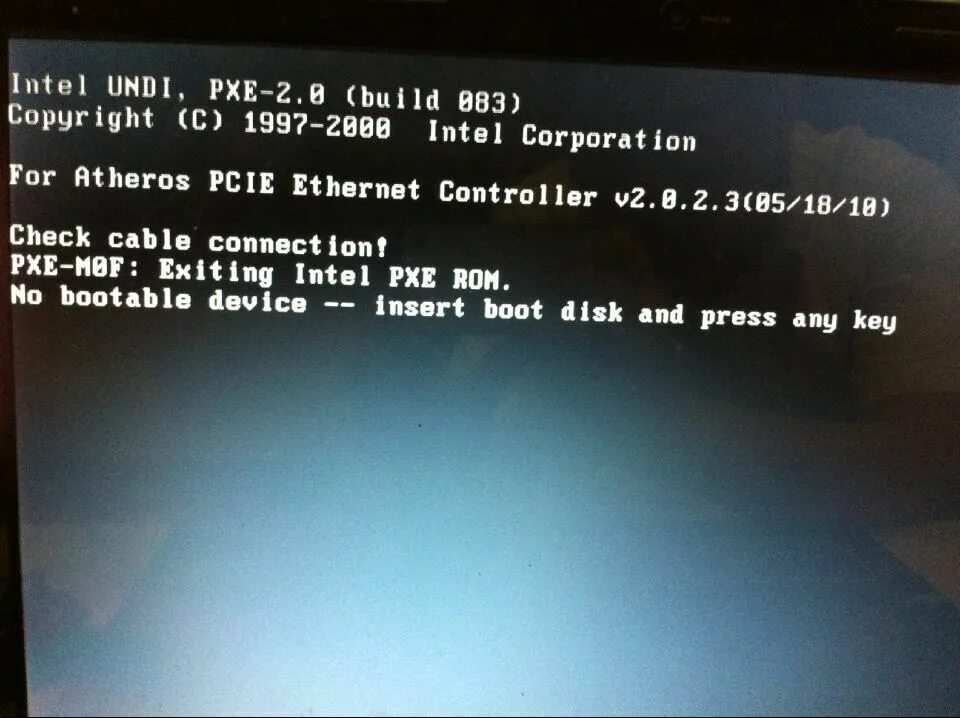 Черный экран на ноутбуке при включении с надписями. На ноутбуке Intel Undi PXE 2. Ошибка видеокарты при включении ноутбука. При включении ноутбука черный экран Boot device. Ноут не включается экран