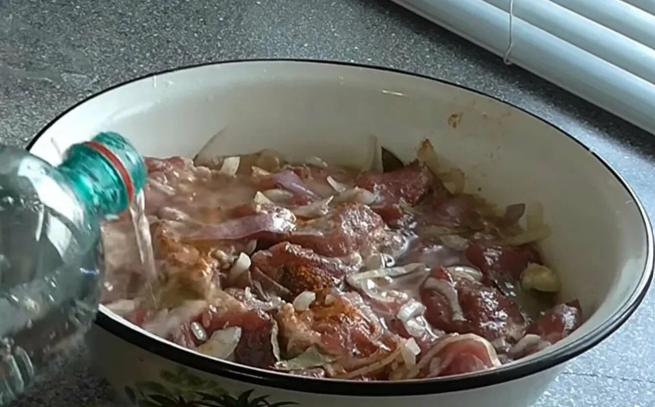 Маринад для свинины с минералкой. Мясо в минералке. маринад на минералке. маринад на минералке для шашлыка. маринад свинины на минералке.