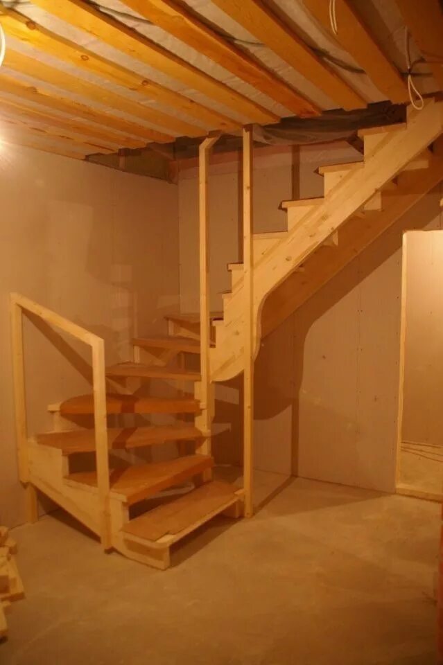 Построить второй этаж своими руками. Деревянные лестницы в частном доме. Лестница деревянная на второй этаж. Лесенка на второй этаж на даче. Лестница на 2 этаж в дачном доме.