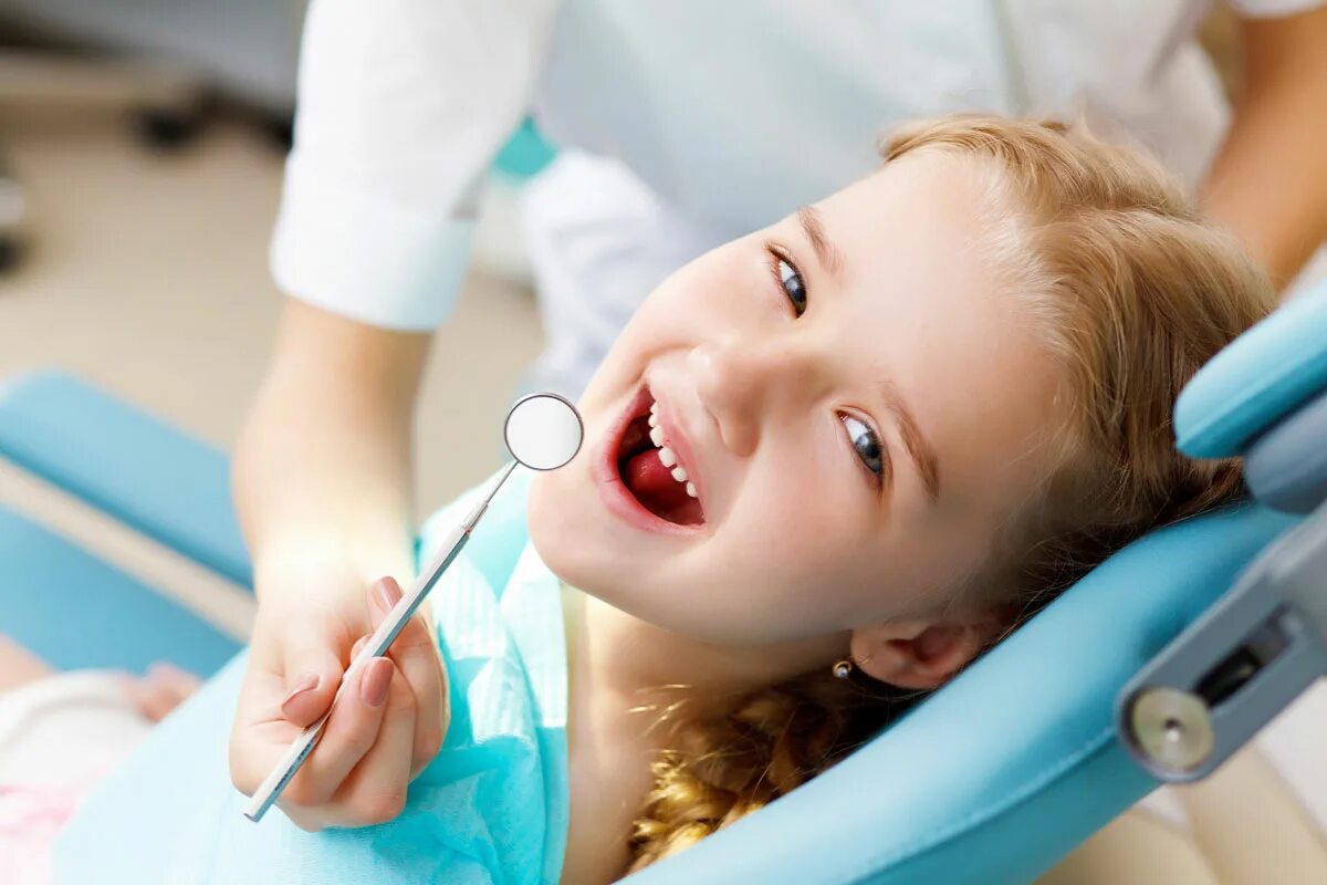 Детская стоматология. Ребенок у стоматолога. Здоровые зубы у детей. Малыш у стоматолога.