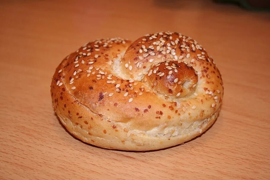 Булочка с кунжутом песня. Булочка с кунжутом. Круглые булочки. Сдоба обыкновенная. Хлеб булочки.