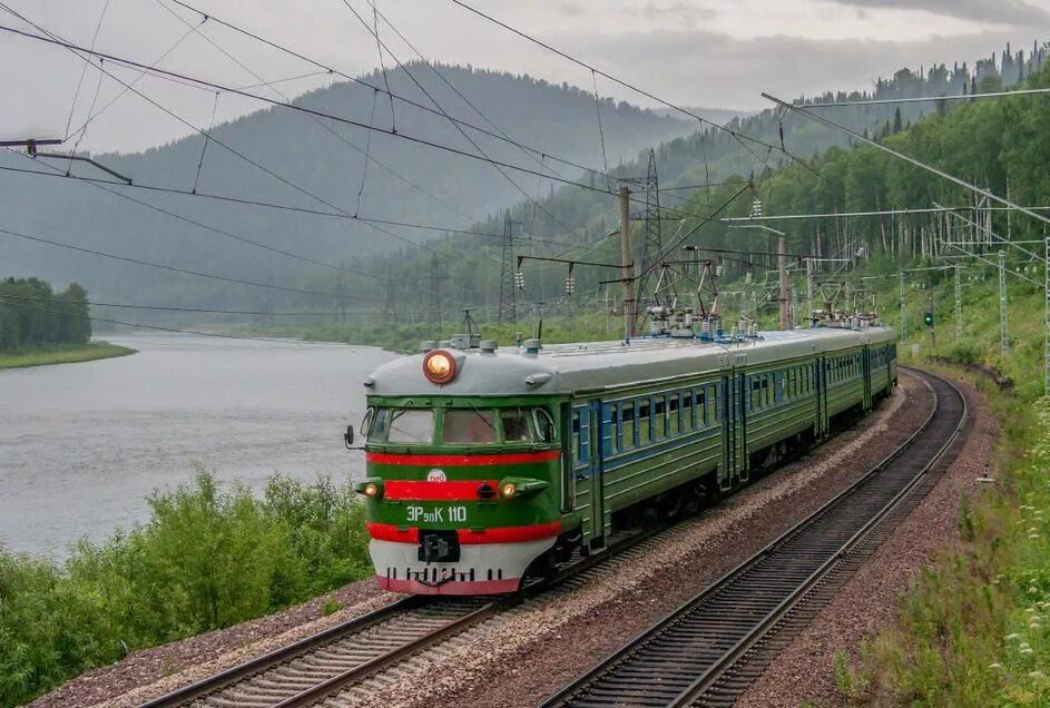 Движение поездов красноярск. Красноярск Красноярская железная дорога. Эр2т-7105. Эр9пк 202. Красноярск-пассажирский станции Красноярской железной дороги.