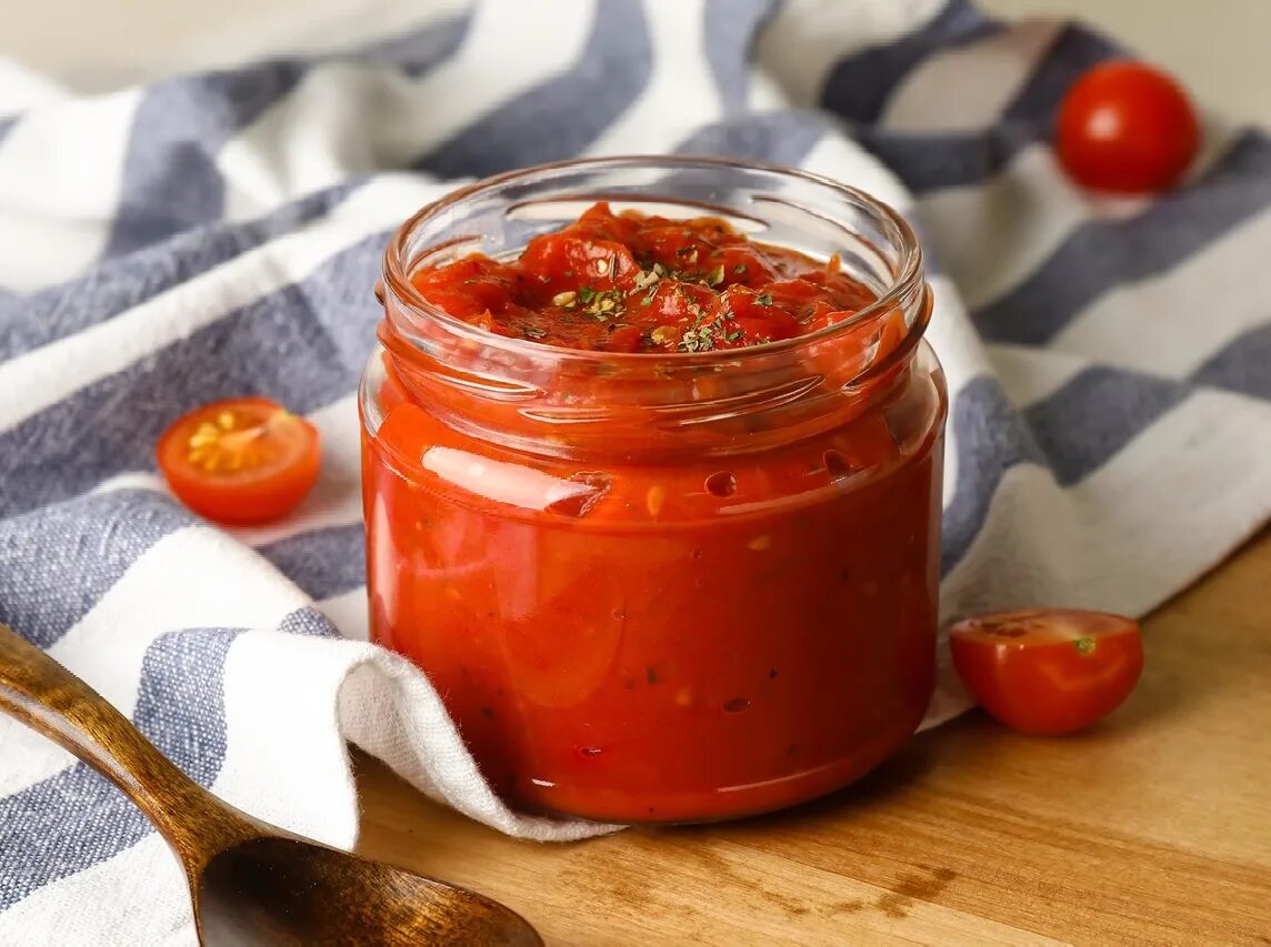 Приготовить домашнюю томатную пасту на зиму. Домашний кетчуп c пряностями. Кетчуп из томатной пасты. Соус-кетчуп "осенний". Блюда из помидора кетчуп.