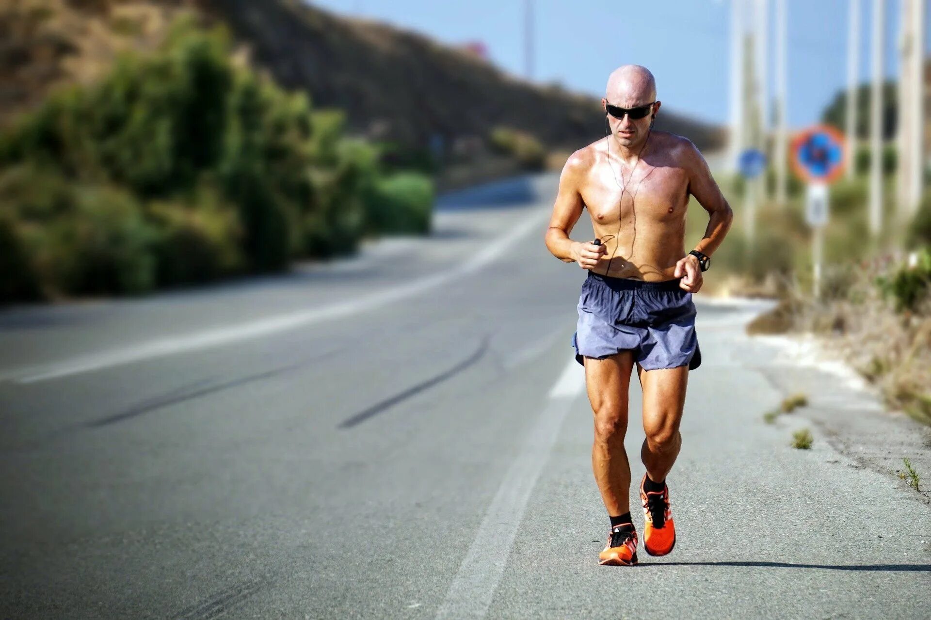 Спортивное чело. Мужской бег. Спортивный мужчина бежит. Человек на пробежке. Мужчина спортсмен бежит.