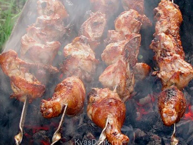 Шашлык из курицы на кефире. Шашлык из курятины. шашлык из окорочков. шашлык из куриных голеней. куриный шашлык на мангале.
