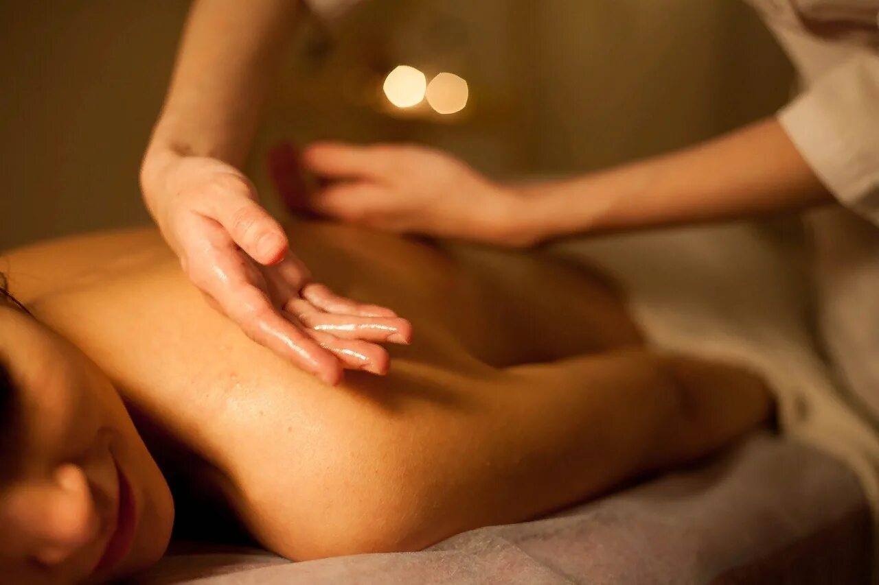 Massage meaning. Массаж спины. Классический массаж. Массаж красиво. Женские руки массажиста.