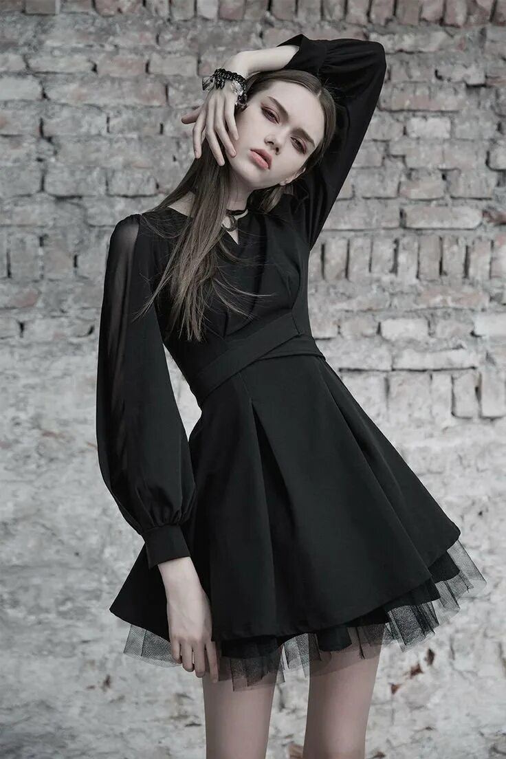 Девочка в черном стиле. Готическое платье. Платье в готическом стиле. Готический стиль в одежде. Платье в готическом стиле современное.