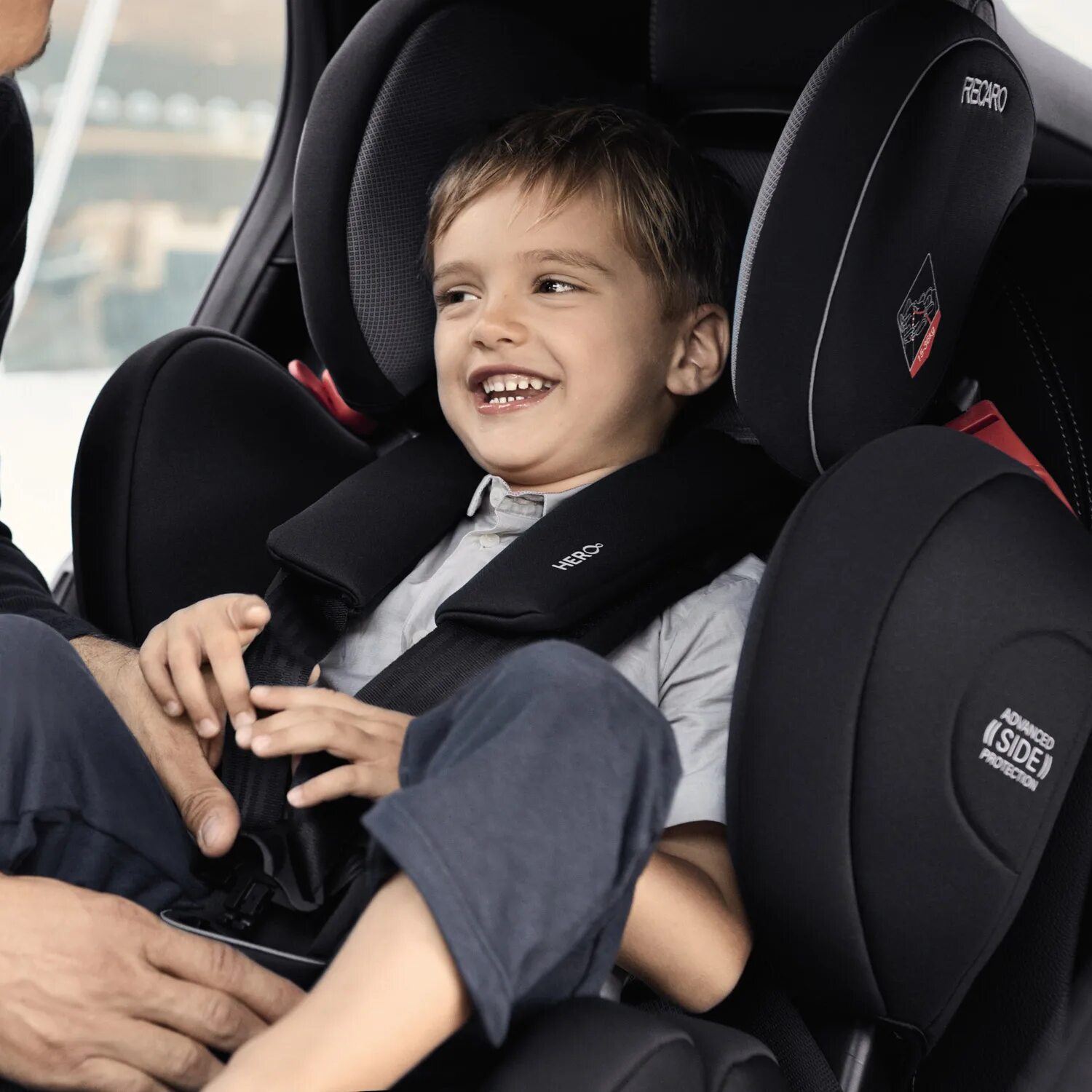 Ребенок в автокресле. Машина для детей. Картинка детское кресло в машине. Реклама детских кресел в машину.