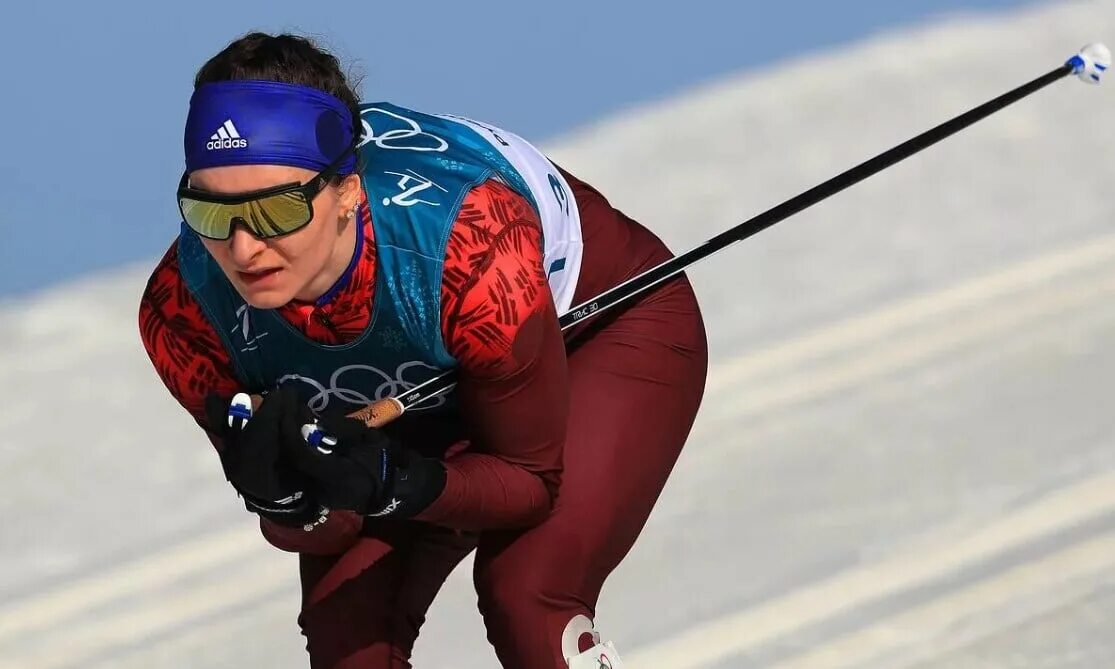 девушка в купальнике на сноуборде. гонки на лыжах. девушки на горных лыжах в купальниках. девушки на лыжах в купальниках. сборная россии по лыжам женщины 2022.