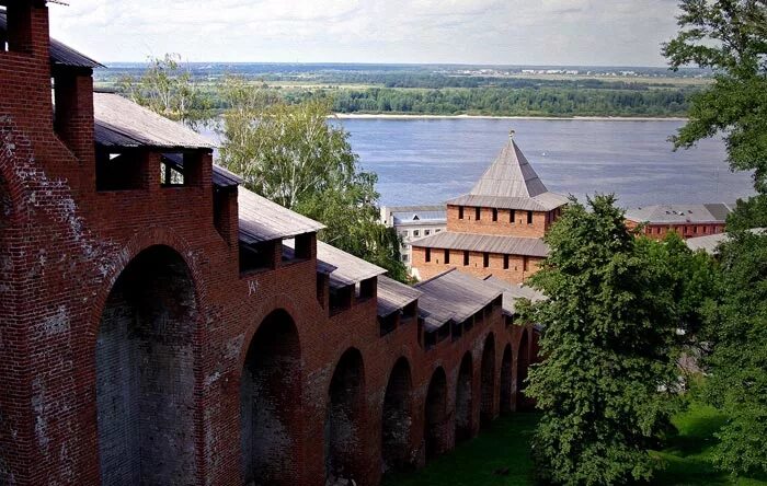 Стен нижний новгород. Зачатьевская башня Нижегородского Кремля. Стена Нижегородского Кремля. Стены Кремля Нижний Новгород. Разрушающиеся достопримечательности Нижнего Новгорода.