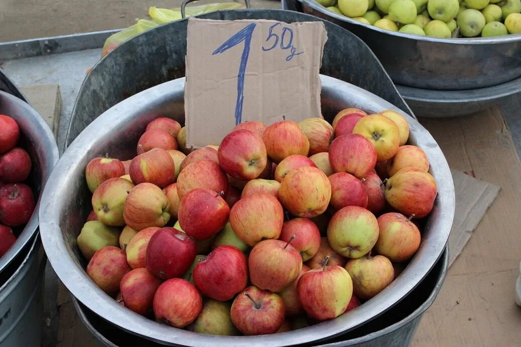 2 килограмм яблок. Фрукты Таджикистана. Яблоки в Таджикистане. Гелос фрукты Таджикистан. Кг яблок.