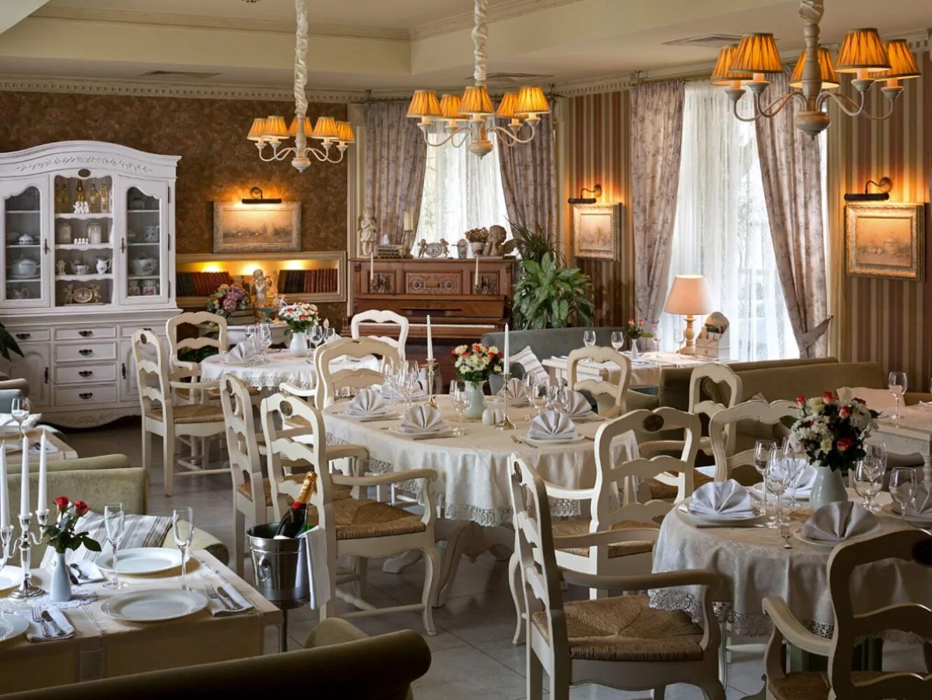 Ресторан Чехов. Ресторан Чехов Санкт-Петербург. Интерьер ресторана в дворянском стиле. Ресторан в дворянском стиле.