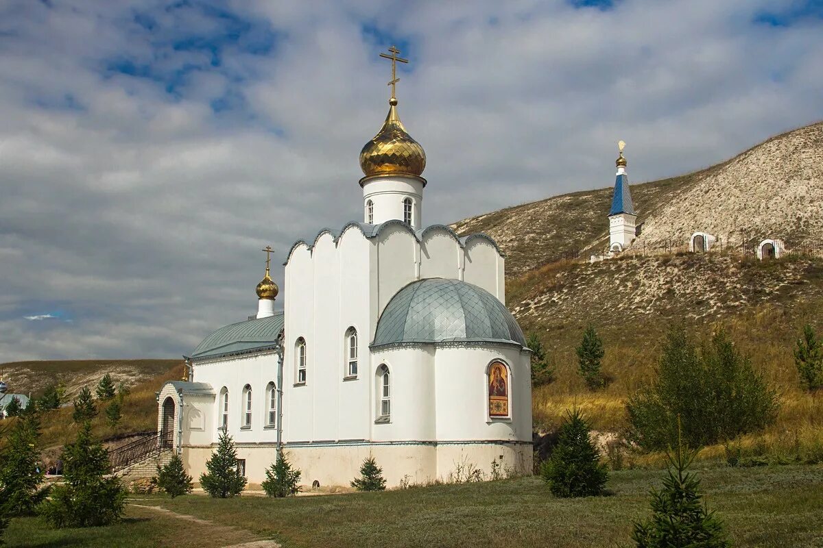 Храм Костомарово Воронежская область. Костомаровский Спасский монастырь храм. Воронежская обл монастырь в Костомарово. Спасский пещерный монастырь в Костомарово.