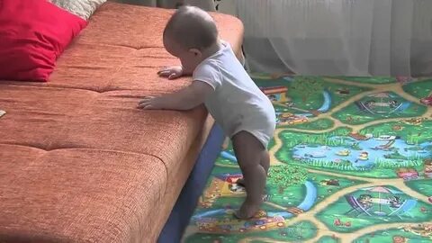 Малышу месяц упал с дивана