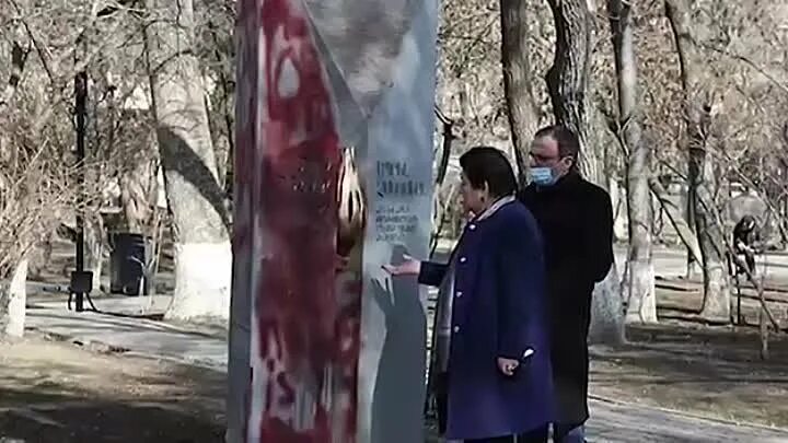 Армянин осквернил. Хачкар на могиле. Армянин осквернил. Кладбище хачкаров в армении. В армении облили краской памятник грибоедову.