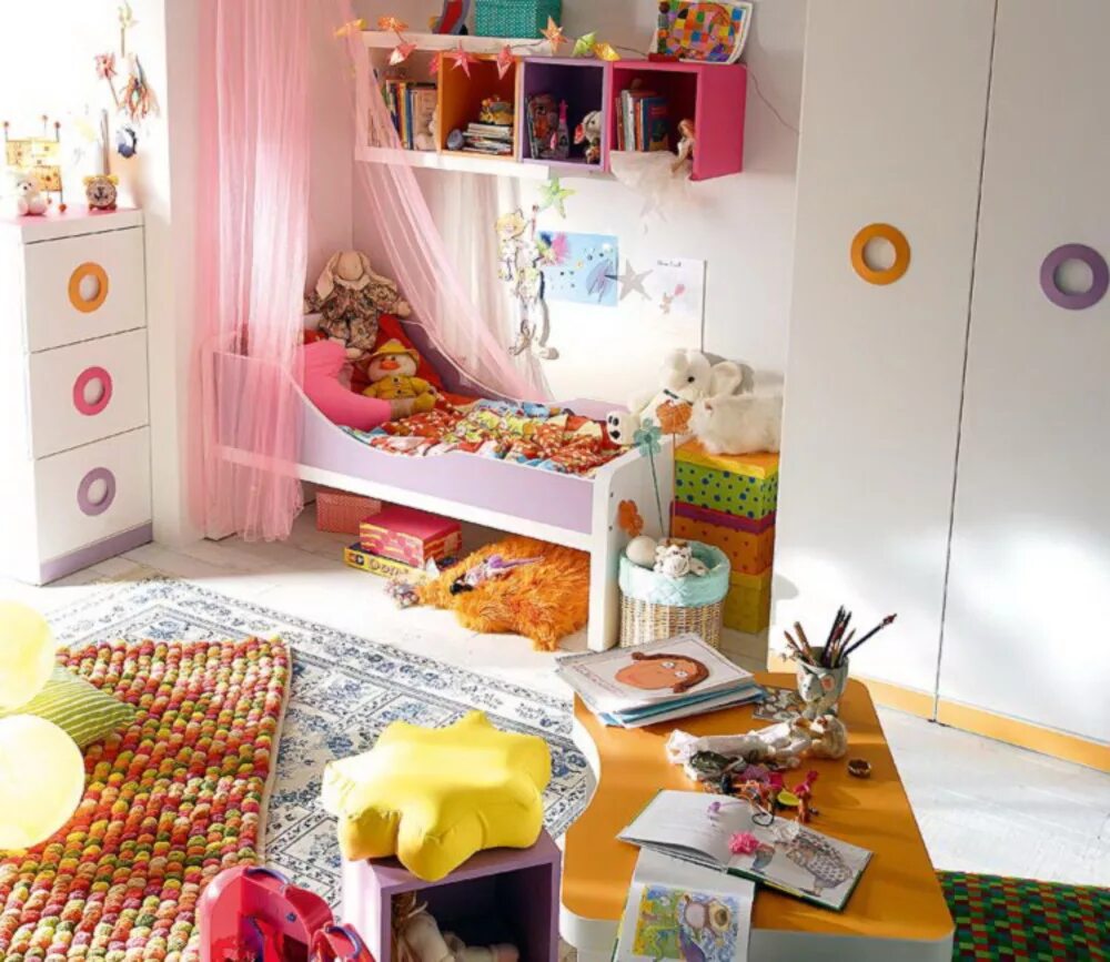 Комнате ребенка должно быть. Детский уголок для игрушек. Комната с игрушками. Детский уголок в комнате. Детская комната с игрушками.