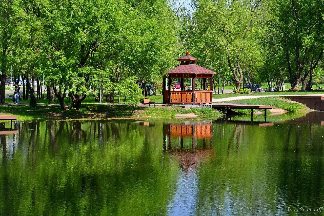 Парк вок. Пруд Радуга Вешняки. Радуга парк Москва Вешняки. Парк у прудов Радуга Вешняки. Аллея Жемчуговой парк Радуга.