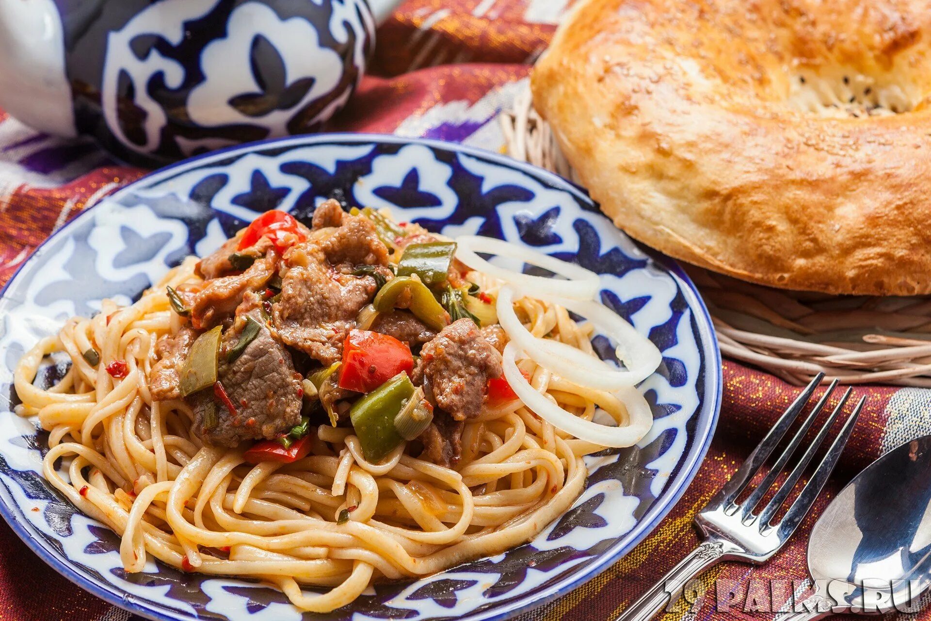 Уйгурский лагман цомян. Лагман дунганский лапша азия. Лагман по уйгурски. Лагман уйгурский рецепт. Сорпа лагман.