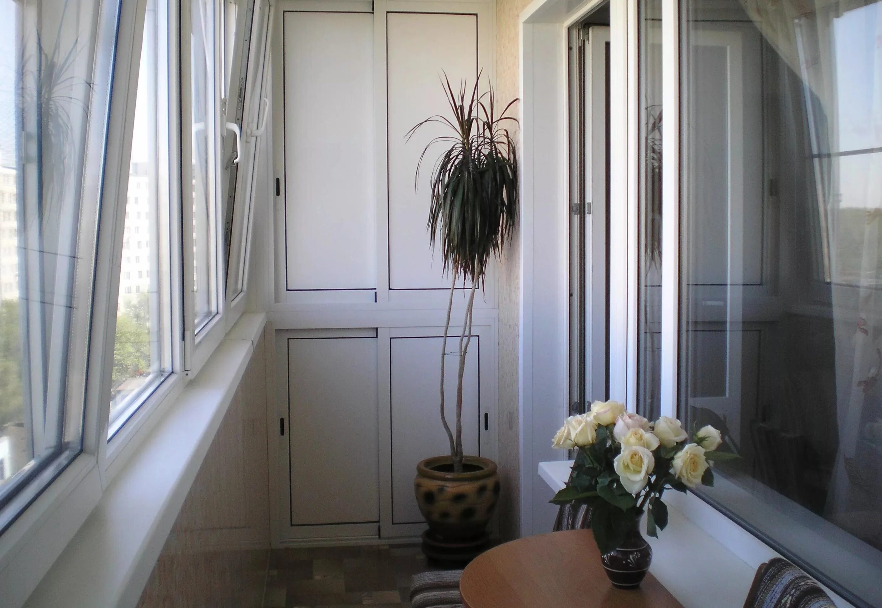 Отделка лоджии екатеринбург. Балкон в многоквартирном доме. Вторичка балконы. Внутренняя отделка балкона под ключ. Отделка лоджии.