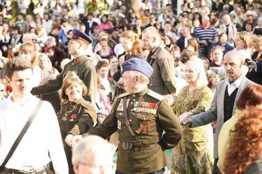 Почему праздник победы 9 мая. Празднование 9 мая. День Победы фото. Фото празднования 9 мая. Военный вальс.