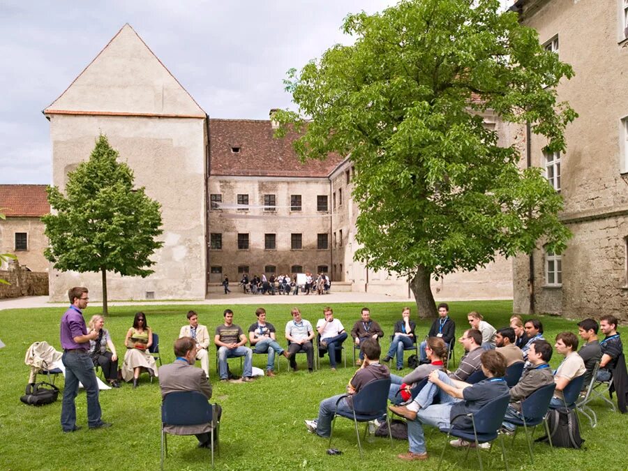 Masters programmes. Университет Мюнхена. Мюнхен университет парк. Мюнхенский университет общежитие. Мюнхенский университет студенты.