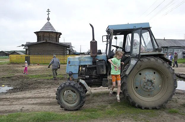 Песня деревня трактористы. Трактор в деревне. Сельский трактор. Трактор для села. Трактор в селе.