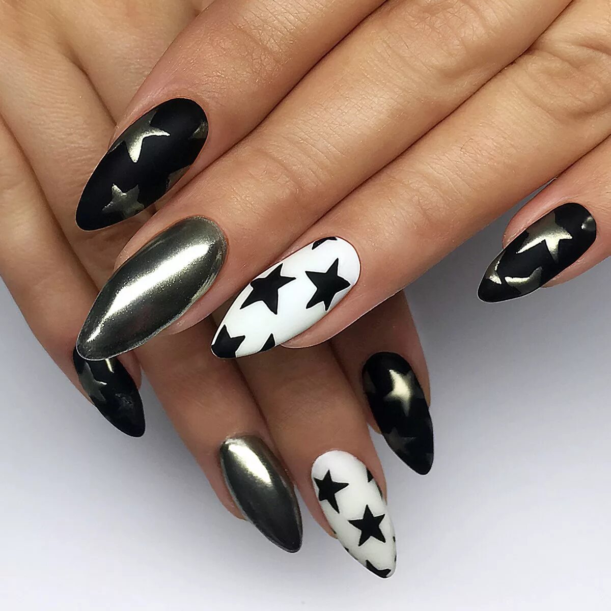 маникюр с черными полосками. маникюр чурный с булым. маникюр ногтей черно белые. черно белый маникюр. маникюр ногтей черно белые.