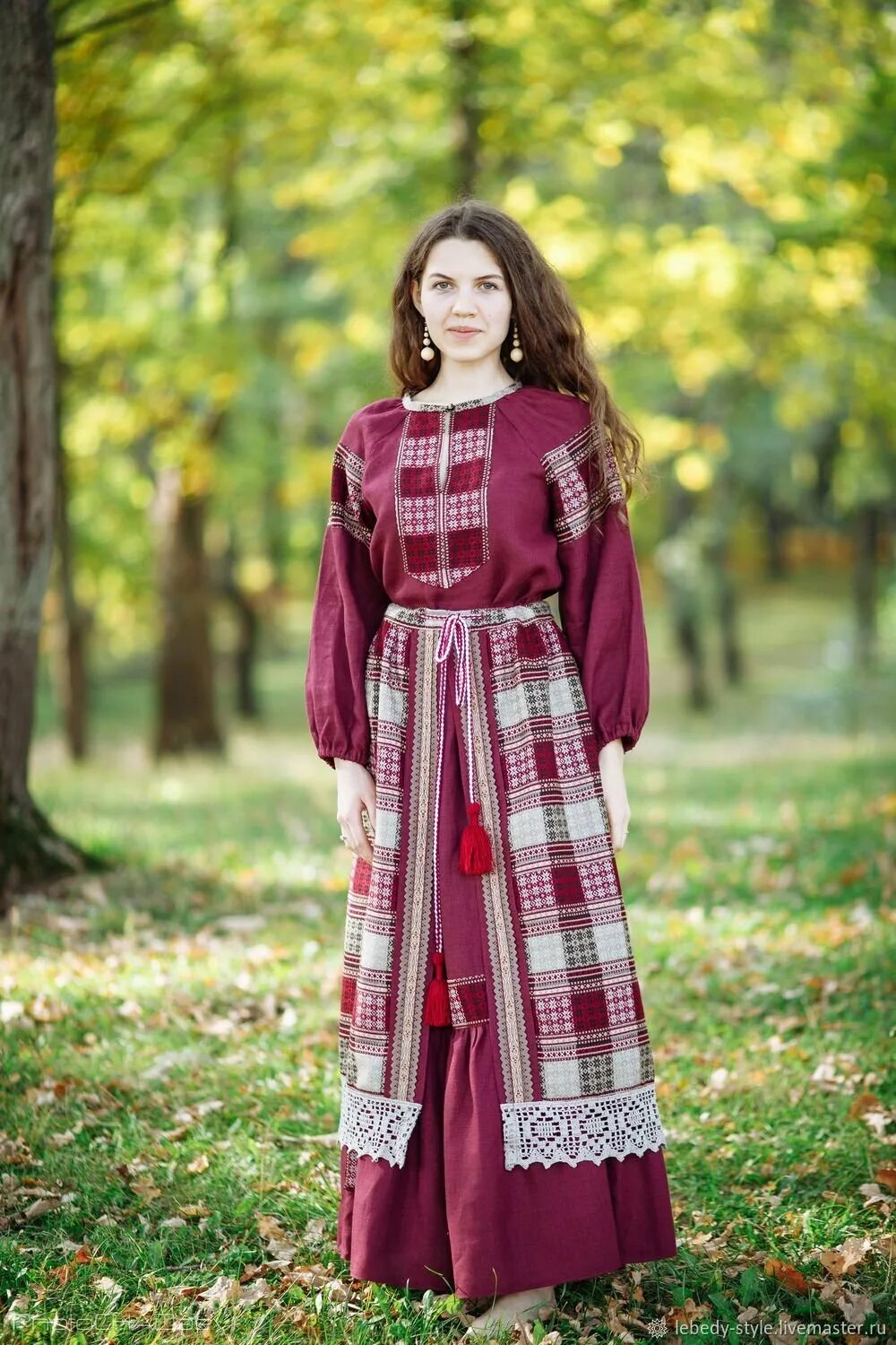 Сарафан русский народный. Русский народный костюм. Одежда русской девушки. Традиционный русский костюм женский. Стиль а ля рюс.