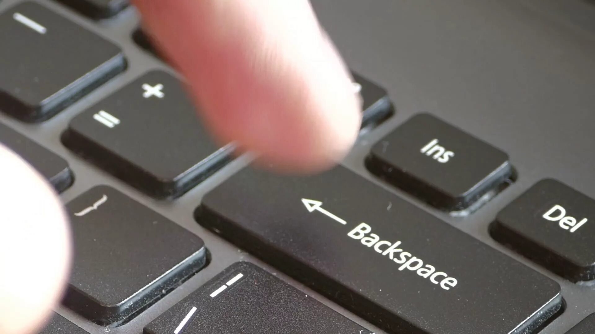 Компьютер нажимает кнопки. Клавиша Backspace на клавиатуре. Кнопка бэкспейс на клавиатуре. Бакспейс клавиатура. Клавиатура кнопка баксеейс.
