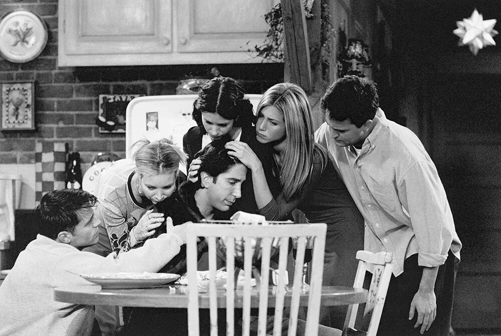 Друзья черно белое фото. Друзья черно белое фото. Объятия. Счастливый ребенок. Обложка для группы фотографа.