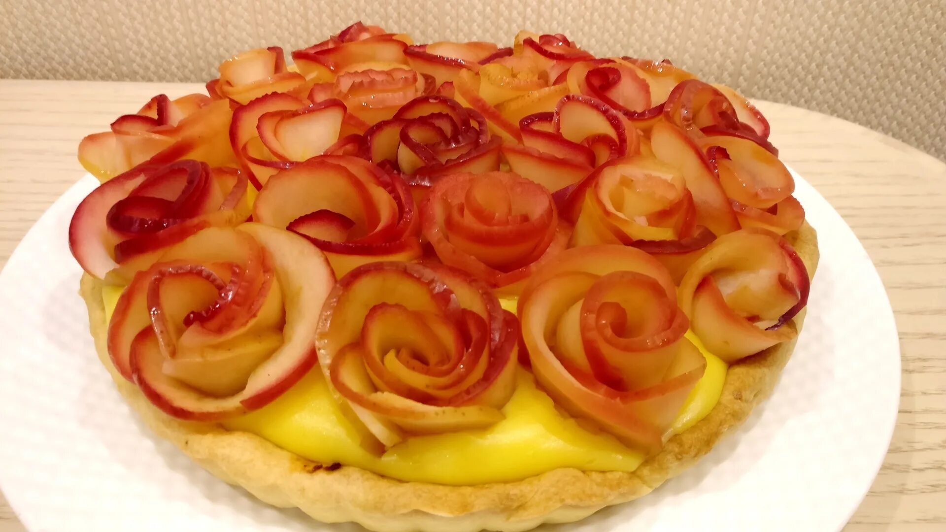 Пирог розочка. Яблочный пирог с розочками. Пирог с розами из яблок. Пирог с яблоками розочками.