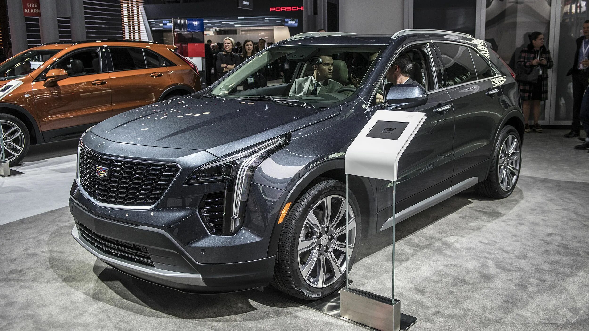 Новые машины до 1 миллиона рублей. Кадиллак xt4 2020. Новый Cadillac xt4. Cadillac xt4 2019. Cadillac xt4 черный.