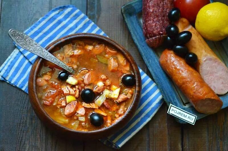 Солянка сборная с колбасой с картошкой. Солянка с копченостями и оливками. суп сборная солянка с колбасой. солянка из колбасы. солянка с колбасками.