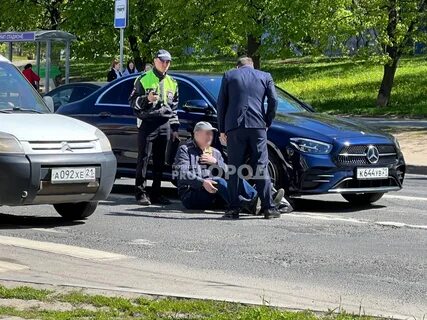 Мерседес сбивает