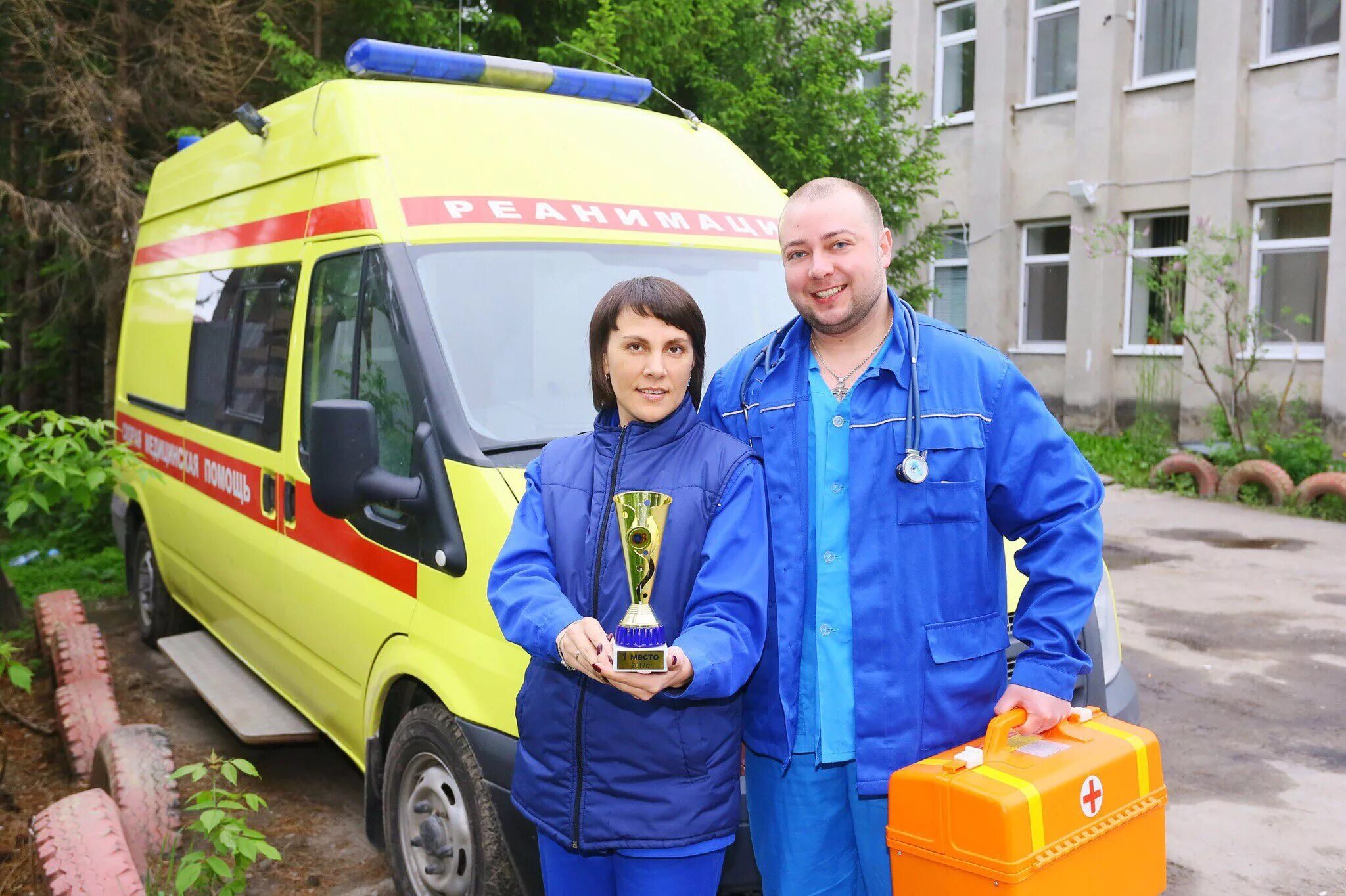 Фото врачей скорой помощи. Тюмень станция скорой медицинской. Станция скорой медицинской помощи Тобольск. Врач скорой медицинской помощи.