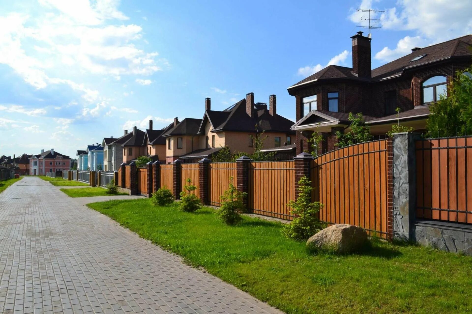 Улицы загородного поселка. КП загородный Наро Фоминский. Поселок Славенка Новорижское шоссе. Элитные поселки на Новорижском шоссе. Загородный элитный поселок Дорфман.